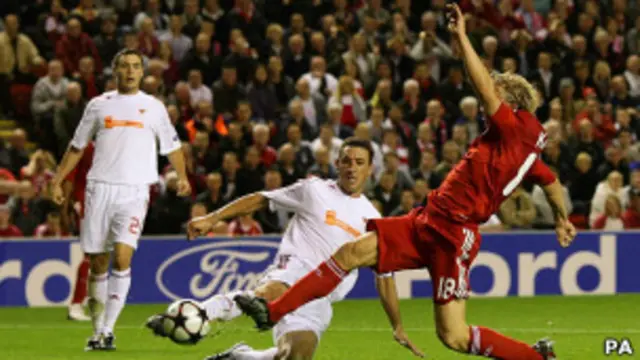 Дирк Кюйт и футболисты "Дебрецена"