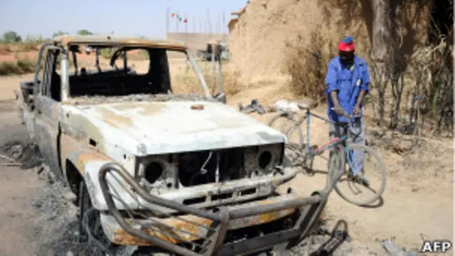 Житель Мали у сгоревшей машины