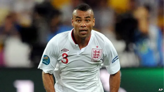 Ashley Cole akan memperkuat timnas Inggris ke-100 kali.