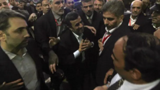 أحمدي نجاد في الحسين