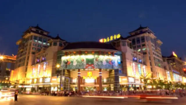 Kawasan perbelanjaan Wangfujing di Bejing.