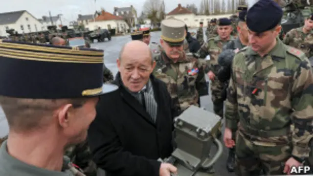 Jean-Yves Le Drian (en tenue civile)