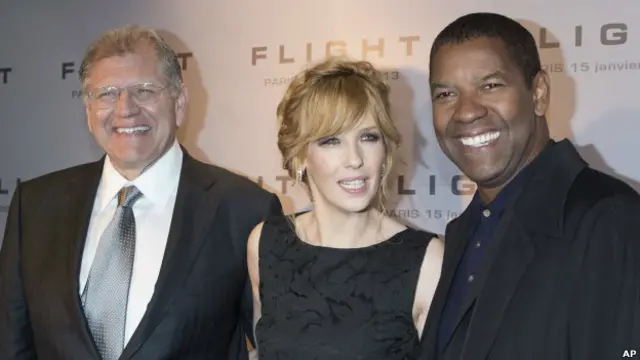 Denzel Washington (kanan) berada di urutan kedua bintang film yang dibayar 'terlalu mahal'.