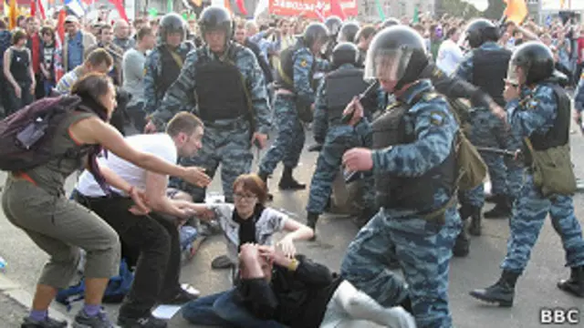 Полиция бьет демонстрантов