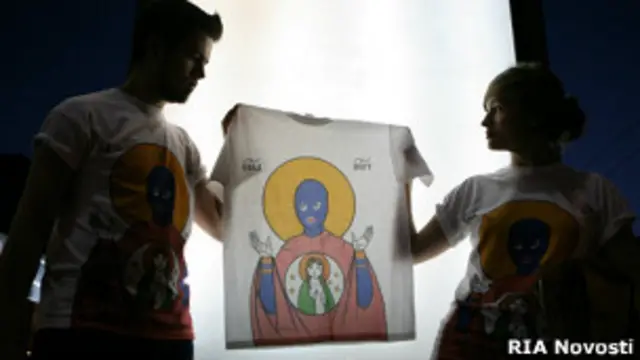 Футболка с головой в балаклаве и нимбом