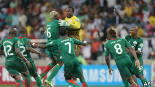 L'attaquant du Burkina Faso Jonathan 
Pitroipa pourra disputer la finale
après l'annulation vendredi par  la CAF de son carton rouge reçu en demi-finale.
