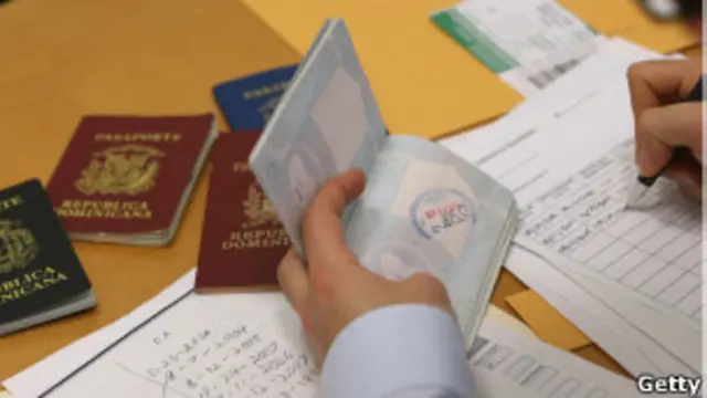 Funcionario regista pasaportes