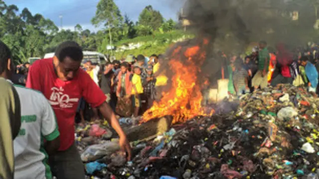 Quema pública en Papúa Nueva Guinea