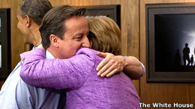 David Cameron y Angela Merkel abrazándose.