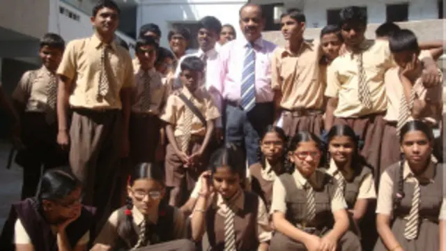 अपने स्कूल के लड़के-लड़कियों के साथ राजशेखर