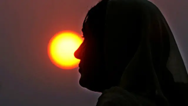 ہسپتال کے ایک ڈاکٹر نے بتایا کہ تیزاب پھینکنے کے باعث دونوں خواتین کے چہرے اور ہاتھوں پر زخم آگئے ہیں