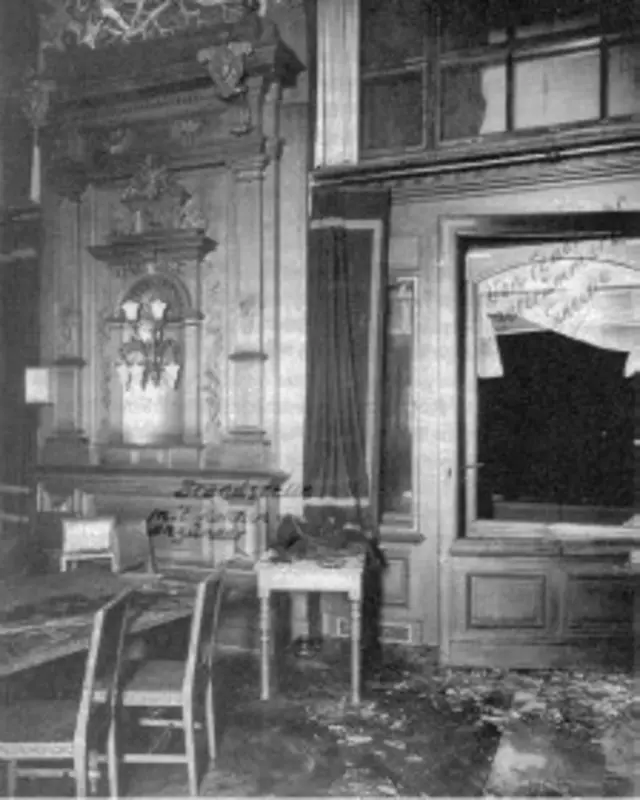 Окно, через которое, по версии следствия, проник в здание ван дер Люббе