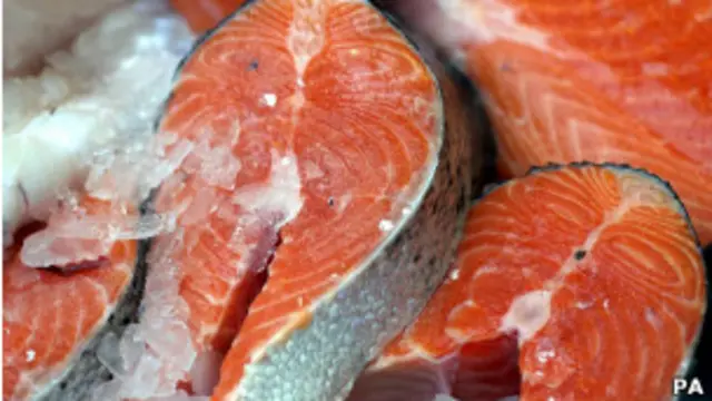 Salmão é um peixe rico em ômega-3, que pode ajudar a diminuir os níveis de colesterol ruim