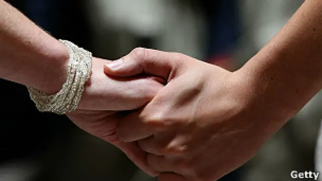 Pareja dándose la mano