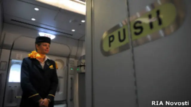 Стюардесса в самолете