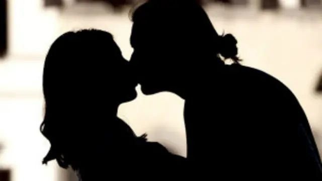 पुलिस ने युवक पर सार्वजनिक स्थान पर अश्लील व्यवहार का आरोप लगाया था.