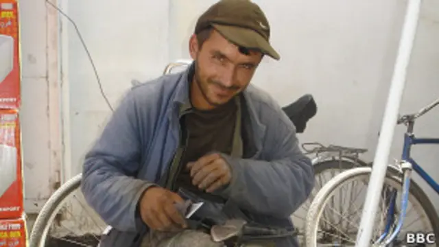 Таджикский мигрант-сапожник