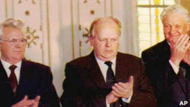 Лидеры России, Белоруссии и Украины на подписании Соглашения о создании СНГ