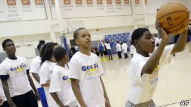 Niños juegan al baloncesto