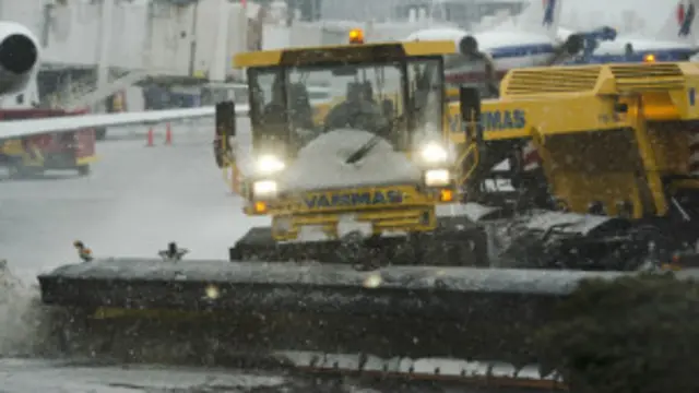 ازاحة الثلوج من مطار لوغان في ولاية بوسطن