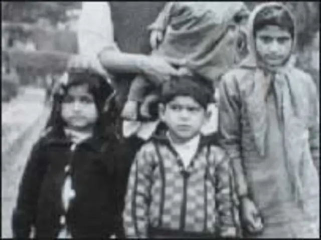 अफ़ज़ल के बचपन का फोटो ( बीच में )