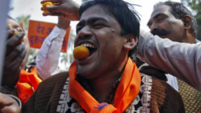 भारत में कई संगठनों ने अफ़ज़ल को फांसी दिए जाने पर जश्न मनाया.