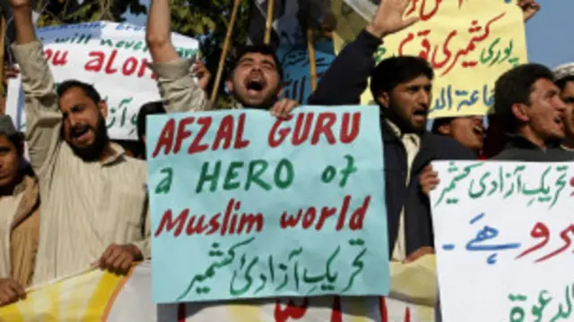 अफ़ज़ल गुरु को फांसी दिए जाने पर कई जगह विरोध प्रदर्शन हुए हैं