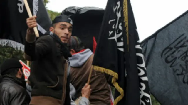 رفع بعض المتظاهرين أعلام القاعدة