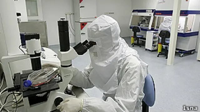 منتقدان می گویند که ریاست جمهوری با در اختیار گرفتن بودجه‌ای که متعلق به وزارت علوم است، کاری که سال‌ها بدون هیاهو دنبال می‌شد را به وسیله‌ای برای خود نمایی بدل کرده‌است.