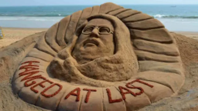 पाक संसद की एक समिति ने अफज़ल के शव को परिवार के हवाले करने की मांग की है. 