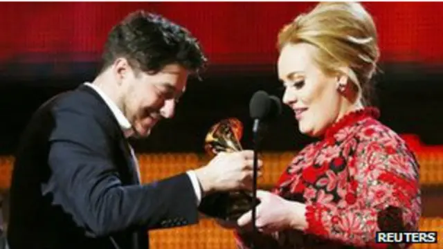 Певица Адель вручает "Грэмми" группе Mumford & Sons