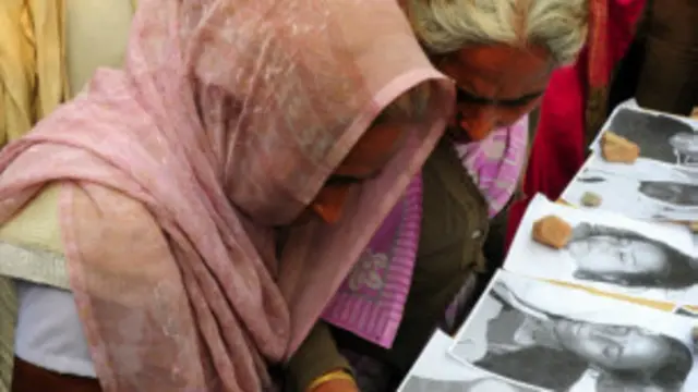 हादसे के शिकार लोगों के परिजन मृतकों की तस्वीरों में अपनों की पहचान करते हुए.