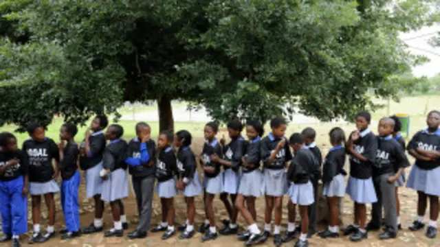 Sau khi lên làm tổng thống, ông Mandela đã cải cách luật để trả lại quyền sở hữu đất cho người da đen Nam Phi