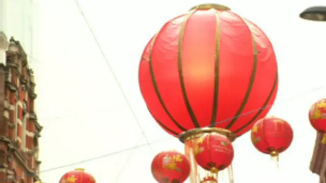 اطلق المحتفلون المصابيح في الهواء