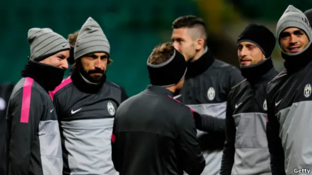 Playmaker Juventus Andrea Pirlo dkk saat latihan di Glasgow.