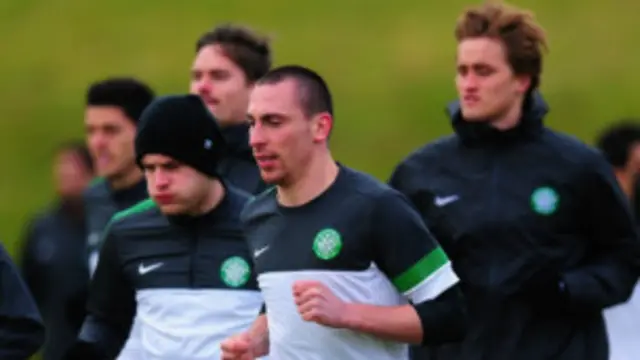Kapten Celtic, Scott Brown, memimpin rekan-rekannya dalam latihan rutin.