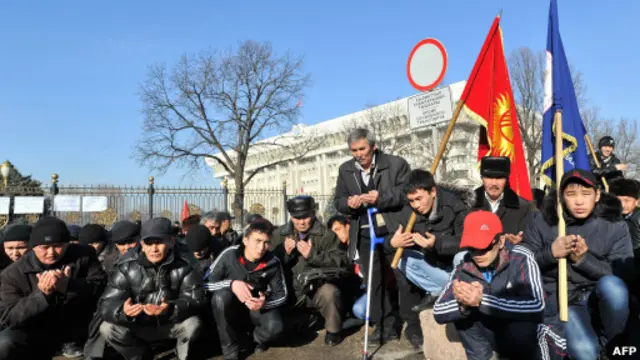Unjuk rasa di Bishkek, Kirgistan.
