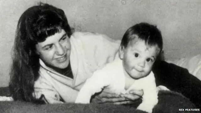 Sylvia Plath junto a su hijo Nick