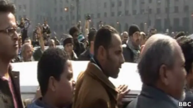 طاف متظاهرون بجثمان الناشط المصري ميدان التحرير للتنديد "باستمرار سياسات التعذيب"