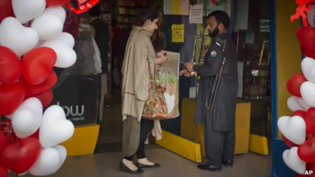 Toko penjual hiasan Valentine di Islamabad, Pakistan.
