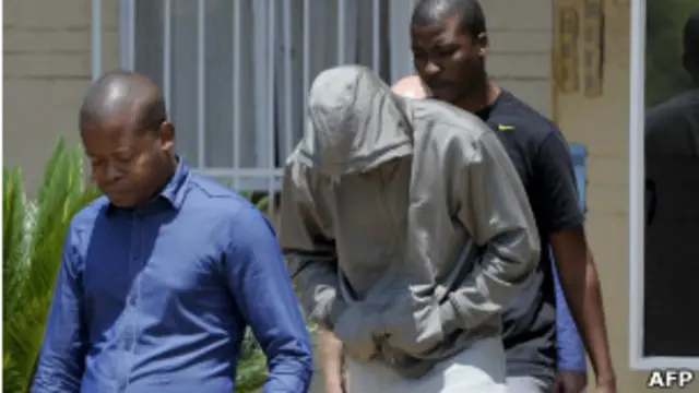 ثمة تقارير ذكرت ان بستوريوس اطلق النار ظنا منه ان لصا دهم المنزل.