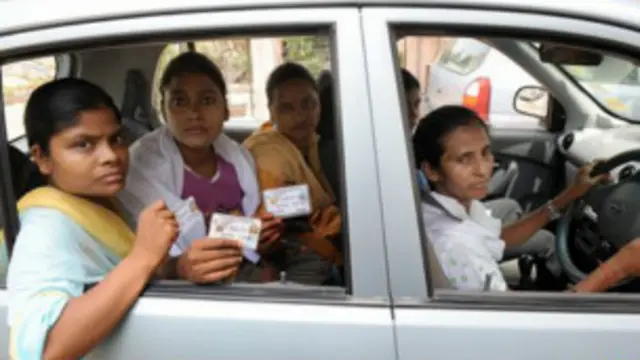 ट्रेनिंग के बाद अपना पहचान पत्र दिखातीं महिला कैब ड्राइवर.