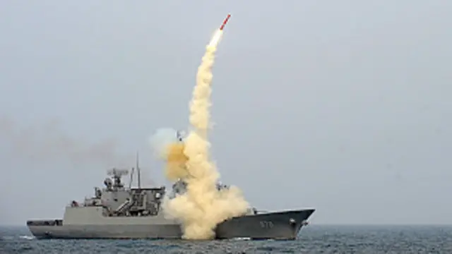 جنوبی کوریا کے ایک بحری جنگی جہاز سے کروز میزائیل داغا جا رہا ہے۔