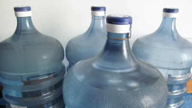 Galon air mineral seperti ini yang diisi ulang sendiri oleh pemilik usaha air minum.