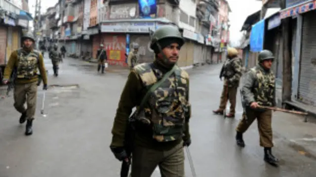 भारत प्रशासित जम्मू और कश्मीर मुख्यमंत्री उमर अबदुल्ला के मुताबिक़ सीआरपीएफ़ के पांच जवान भी इस घटना में मारे गए हैं.