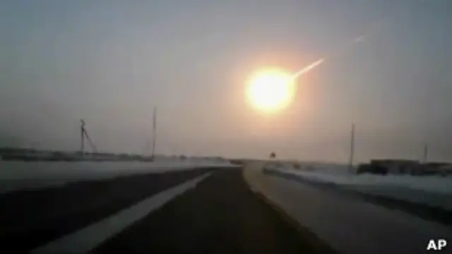 شہابیہ کے گرنے سے زمین میں بڑے بڑے گڑھے بن جاتے ہیں اور زمین متزلزل ہوجاتی ہے۔