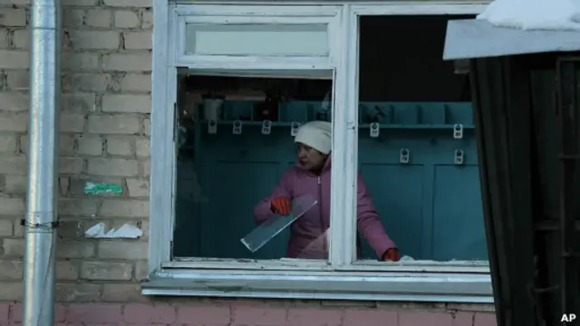 Warga membersihkan jendela yang pecah