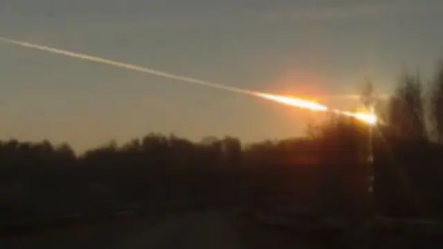 Meteor terlihat seperti bola api yang melintasi langit Rusia. 