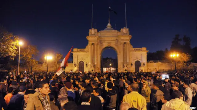 انتشرت المدرعات في محيط القصر الرئاسي وسط سحب من الدخان الكثيف