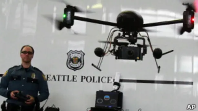 Policía con "dron"